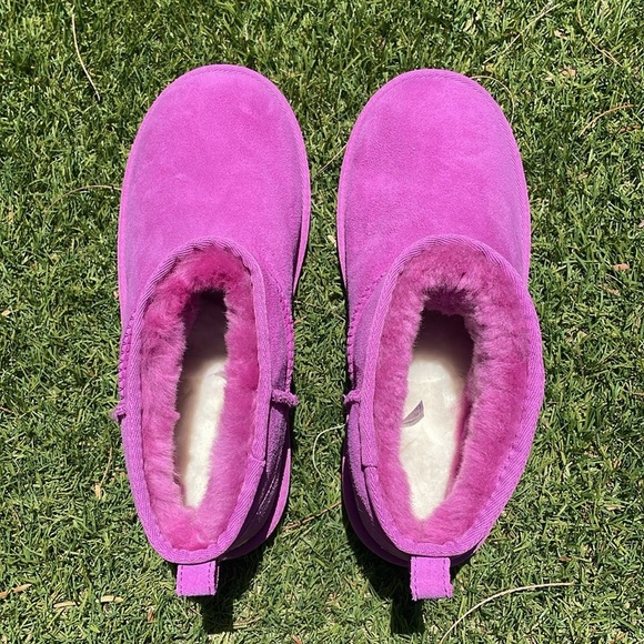 NWT UGG Classic Ultra Mini Boots! - Picture 9 of 15